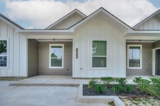 Building Photo - Remarkable Value: Spacious 2-Bed with Mode...