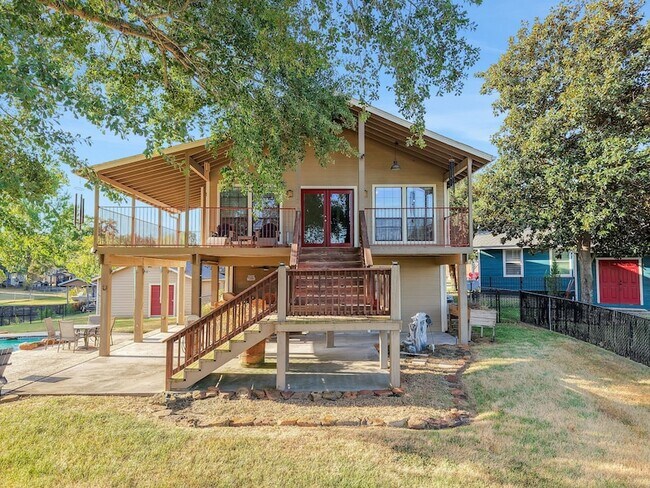 Building Photo - 140 Elm Dr