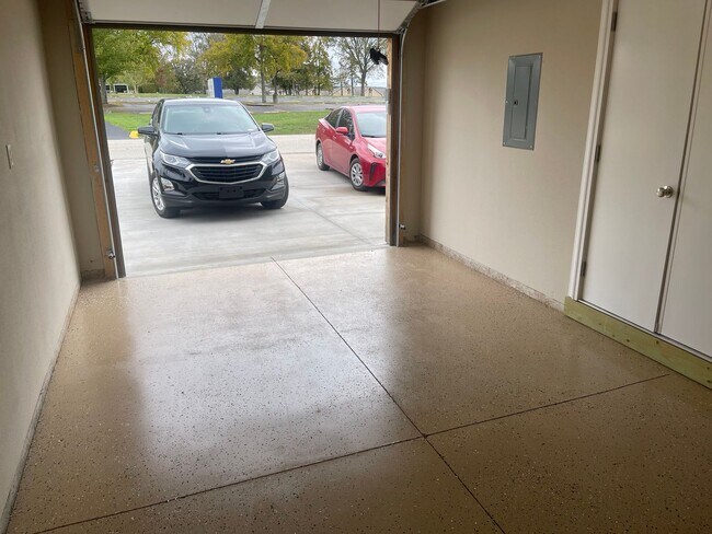 Building Photo - New Never Occupied - Brand New 2 bedroom 2 bath Duplex in Kimberling City, MO