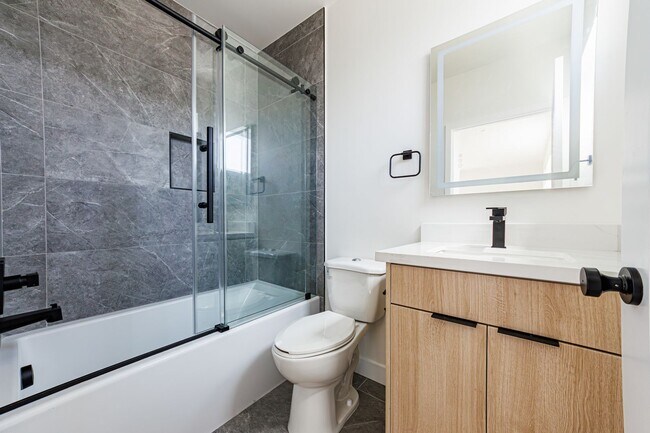 Building Photo - Luxury 3-Bed Townhome-Style Retreat in Hol...