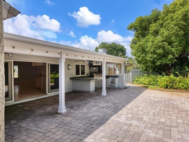 Building Photo - 3424 Tanglewood Dr