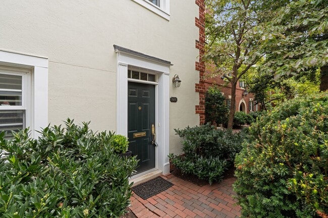 Building Photo - Available Now! Updated //3 Bedroom 2.5 Bat...
