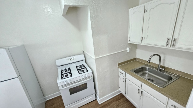 Building Photo - 1185 E Vernon Ave