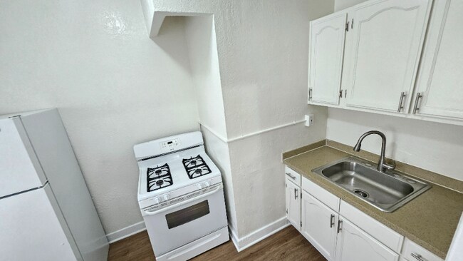 Building Photo - 1185 E Vernon Ave