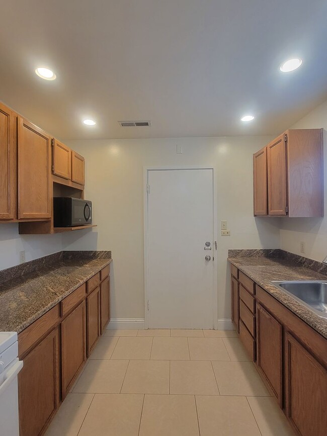 Building Photo - Charming 2 Bedroom, 1 Bathroom Home in San...