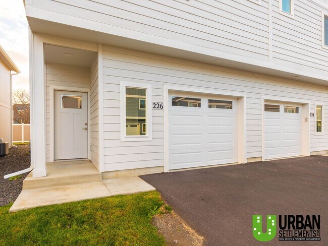 Building Photo - Woodlawn Duplex