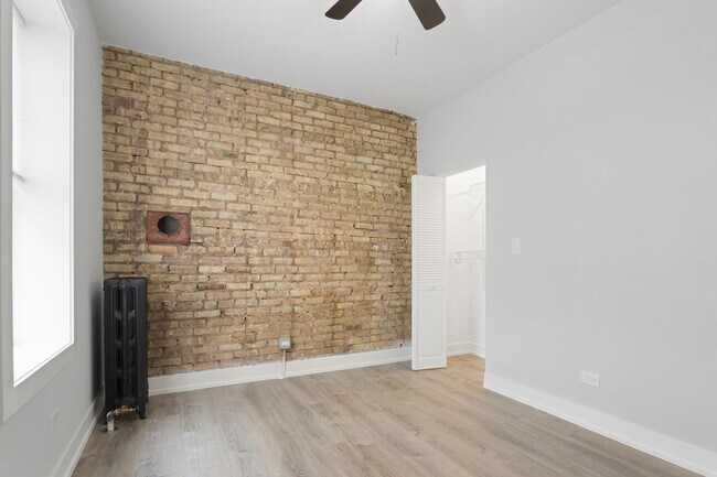 Building Photo - 7425 N Clark St