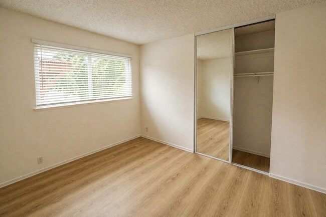 Building Photo - 4-Bedroom House with Fenced Backyard **Fresh Paint and New Flooring