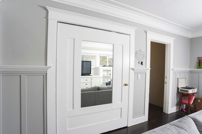 Building Photo - Charming Upper Floor 2 Bed / 1 Bath with Bonus Studio in a Prime Echo Park Location