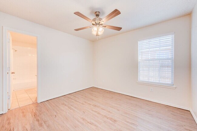 Building Photo - Updated 3/2/1 in Shadow Hills!