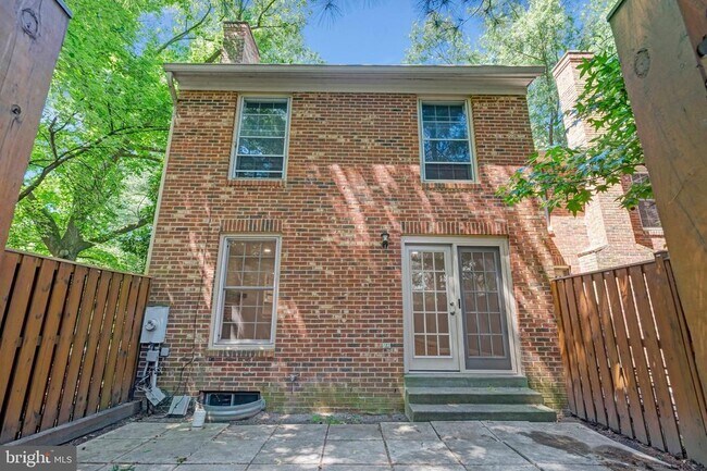 Building Photo - 2540 S Walter Reed Dr