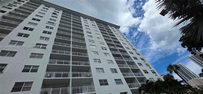 Building Photo - 400 Kings Point Dr