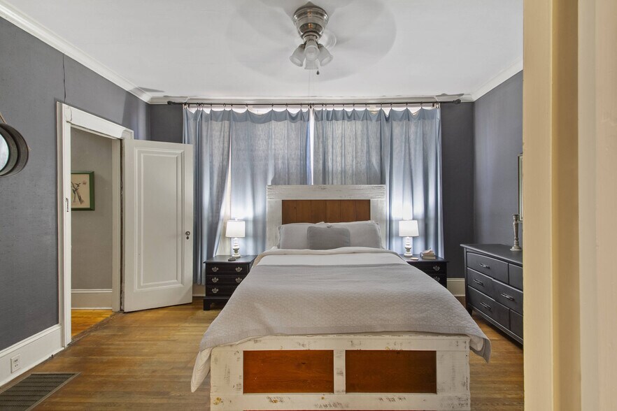 Building Photo - 633 College St