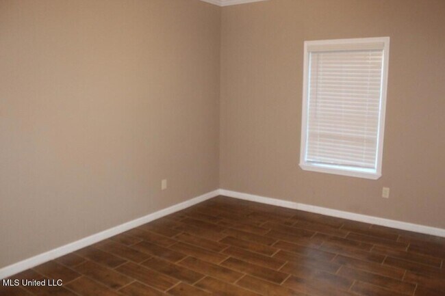 Building Photo - 1007 Bassett Dr