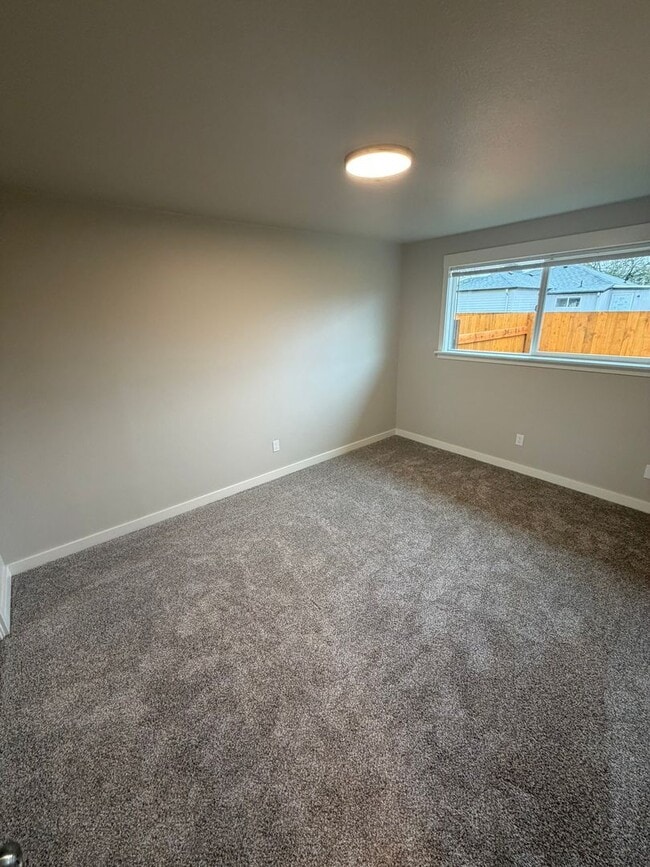 Building Photo - Large Updated 2 Bedroom with New Appliances!