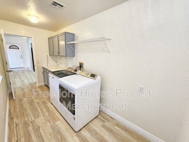 Building Photo - 3741 Malibou Ave