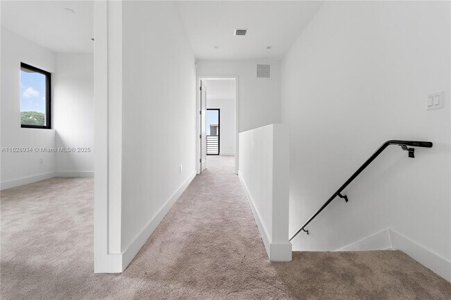 Building Photo - 4130 N Oak Pl