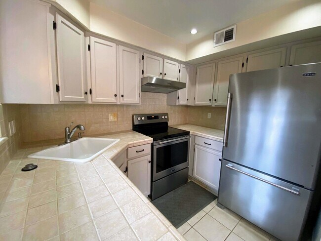 Building Photo - 6701 S Ivy Way