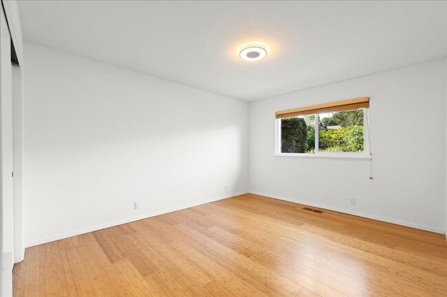 Building Photo - Beautiful remodeled 3 Bed 2 Bath home in L...