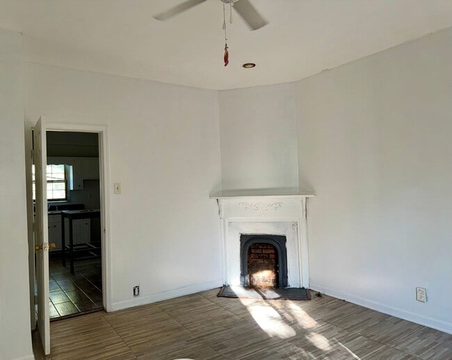 Building Photo - Complete New Central Hvac in this 2 Bed/1 Bath Historic Home!