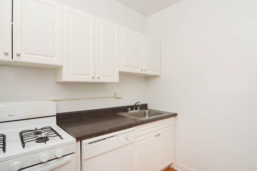 Building Photo - 3733 N Pine Grove Ave