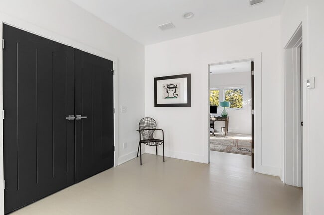 Building Photo - 508 E Huron Ave