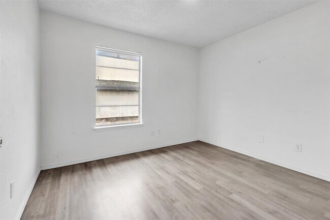 Building Photo - 5805 Cougar Dr