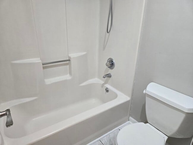 Building Photo - Wonderful 3 bedroom 1.5 bath Townhome in Williamsburg!