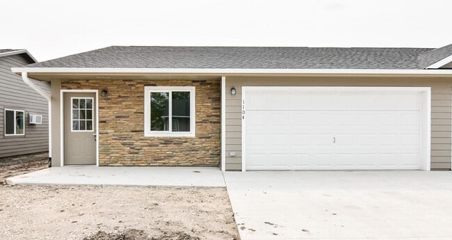 Building Photo - 2 Bedroom, Single-story Townhomes for rent...