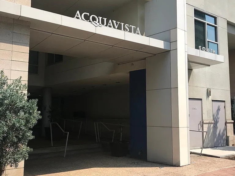 Building Photo - 425 W Beech St