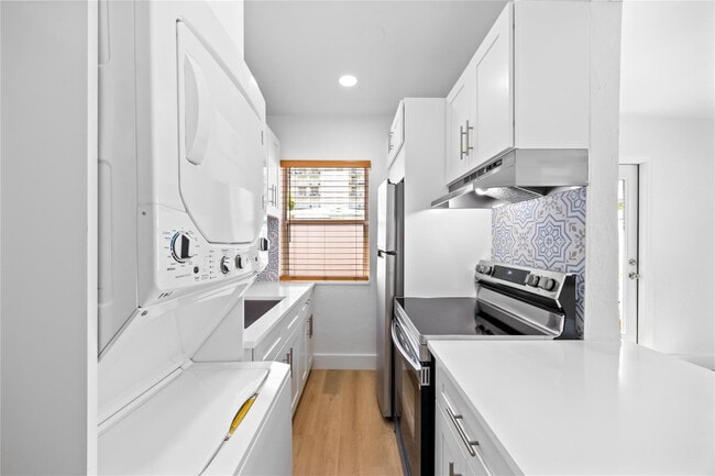 Building Photo - 412 SE 16th St