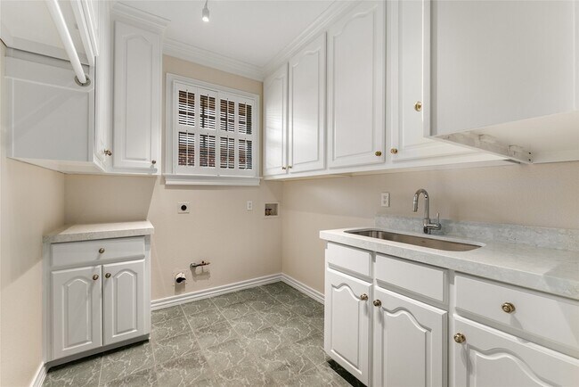 Building Photo - 3901 Hanover St