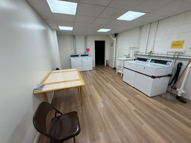 Building Photo - Beautifully-Maintained 1-Bedroom & Central...