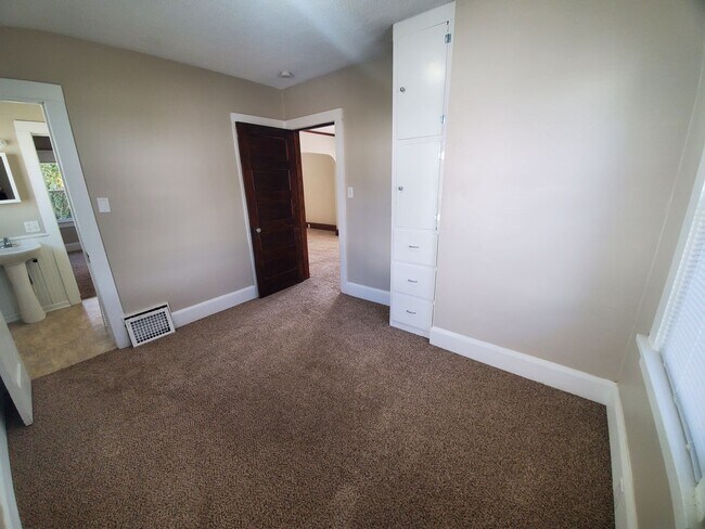 Building Photo - 2 bedroom, 1 bathroom with 1 car garage!