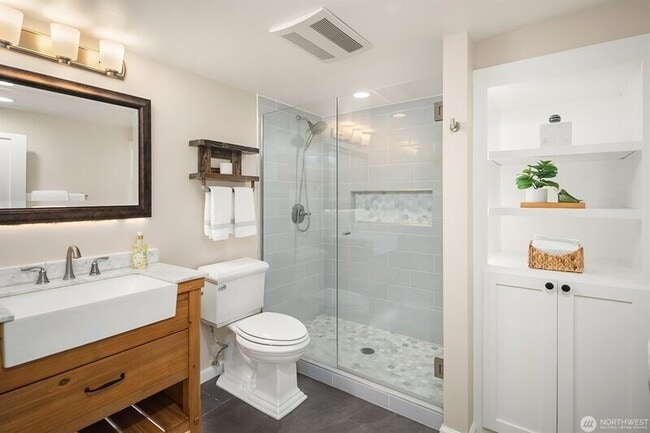 Building Photo - 5606 59th Ave NE