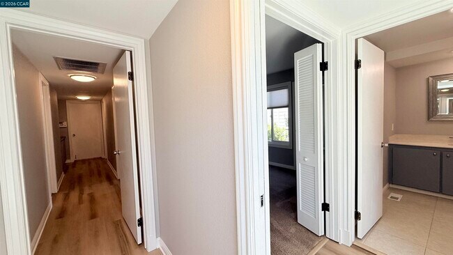 Building Photo - 750 N Paradise Valley Ct