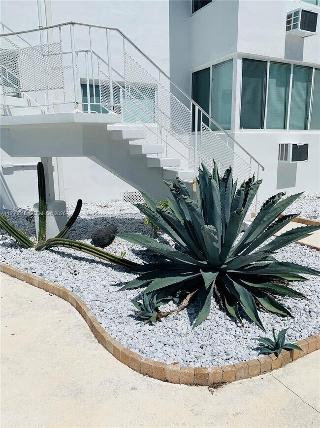 Building Photo - 1840 S Treasure Dr