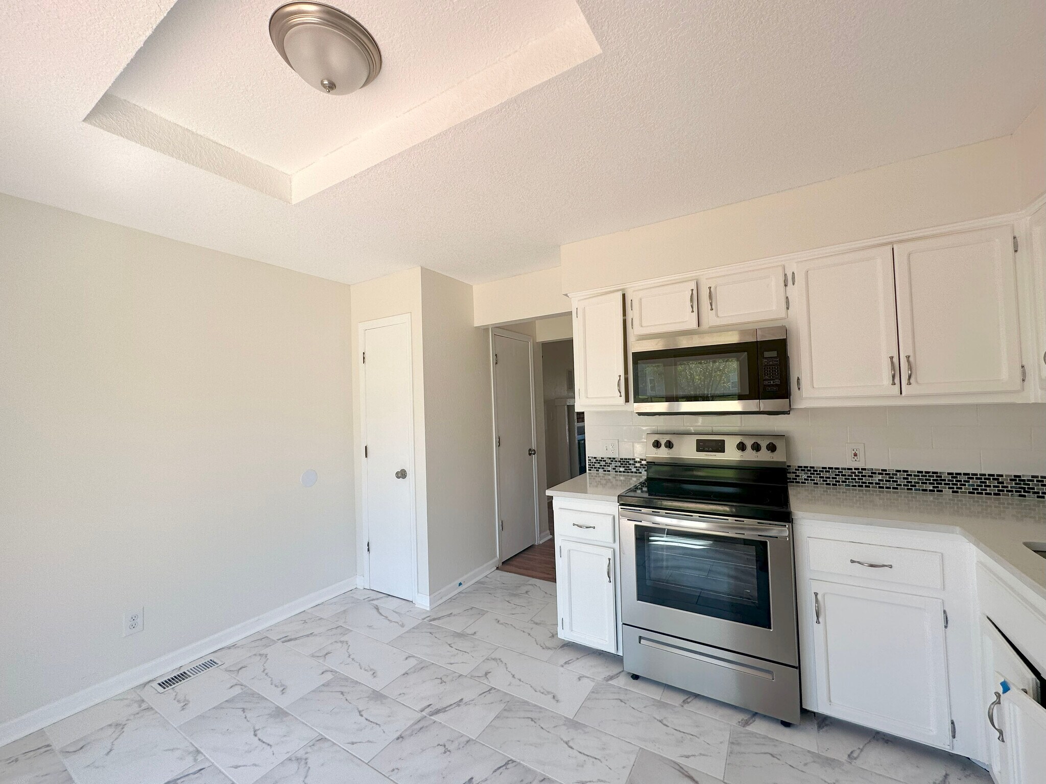 Building Photo - 1417 La Chateau Dr