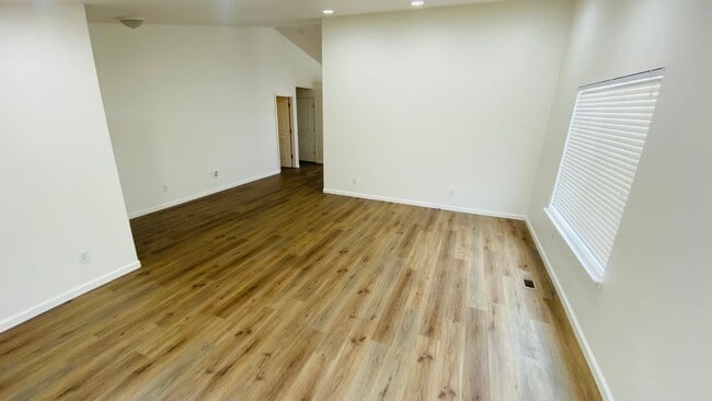 Building Photo - Gorgeous Remodeled Spacious 4 bedroom
