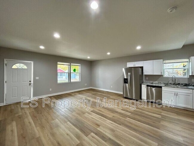 Building Photo - 321 N Kealing Ave