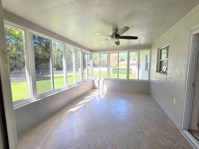 Building Photo - 2 bedroom, 1.5 bath home with 1 car garage