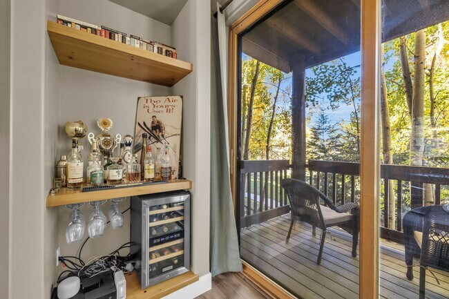 Building Photo - 2 Bed Pinecreek Condo with garage