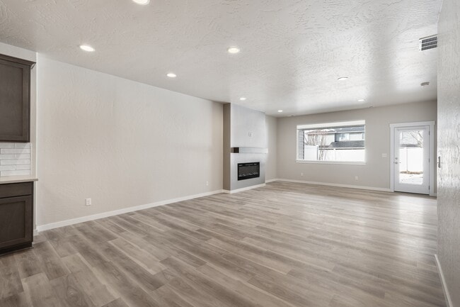 Building Photo - 1319 N Tschirley Rd