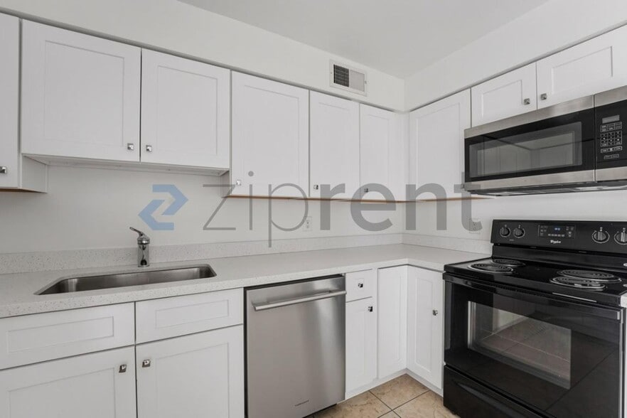 Building Photo - Unit 2