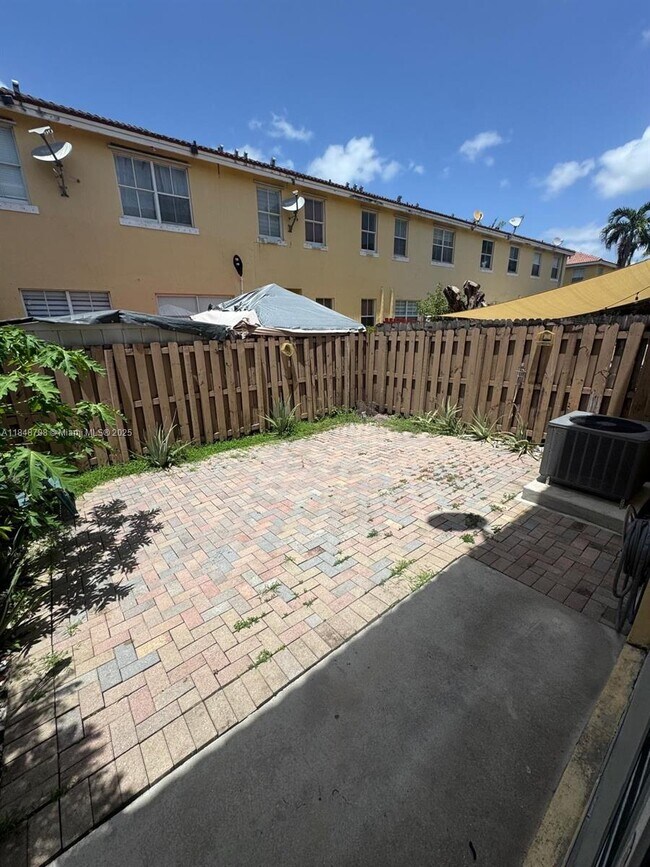 Building Photo - 15071 SW 9th Ln