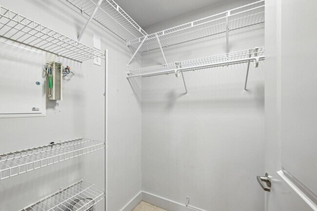 Building Photo - 1261 Caroline St NE