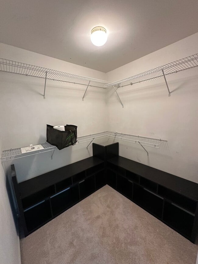 Building Photo - Beautiful 3BR/2.5BA Townhome