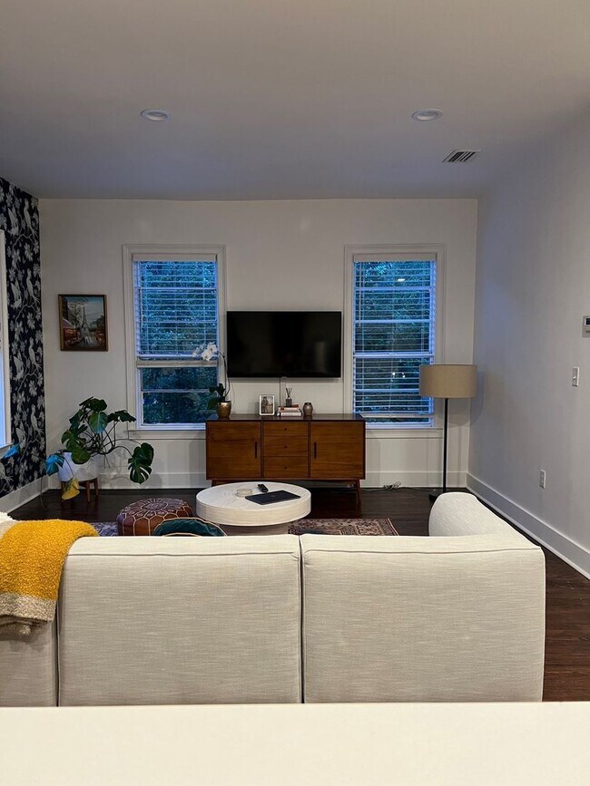 Building Photo - GORGEOUS UNIT NEAR STARLAND/SCAD