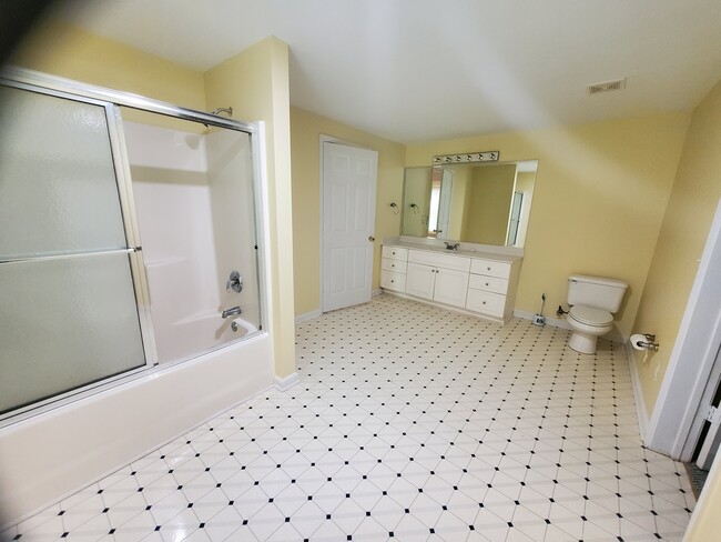 Building Photo - 455 Emerald Lake Dr