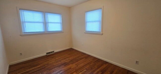 Building Photo - South Shores! 3 bedroom, 1 bath, 2 car garage!